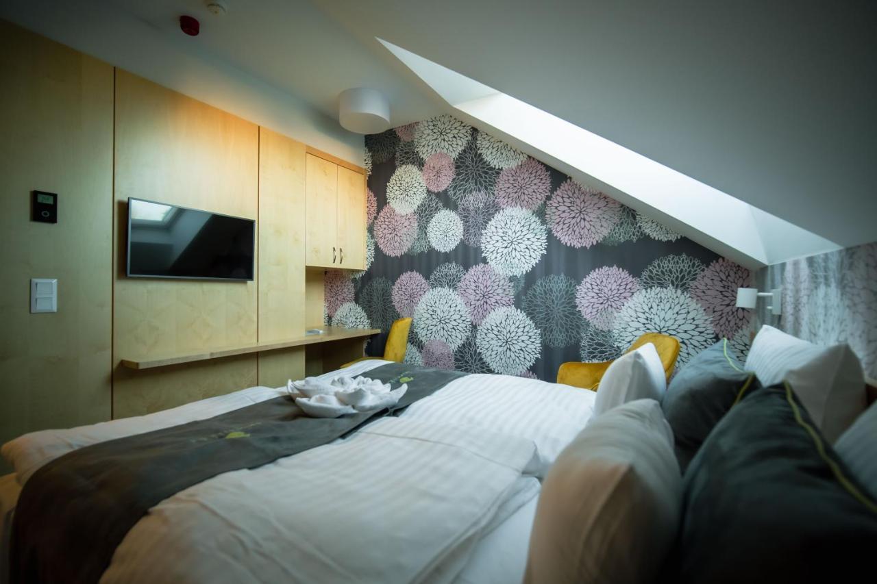 Eleven Business & Sport Hotel Jaszarokszallas Extérieur photo