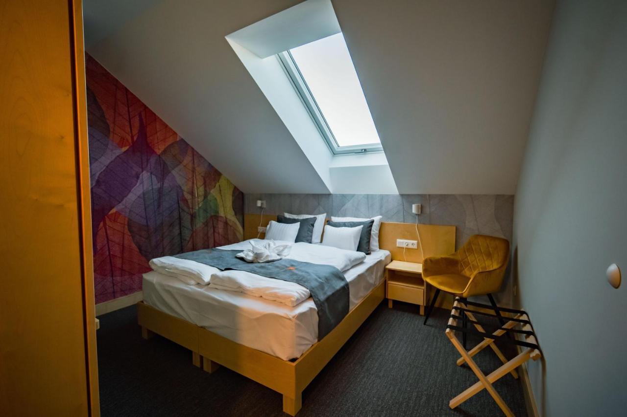 Eleven Business & Sport Hotel Jaszarokszallas Extérieur photo