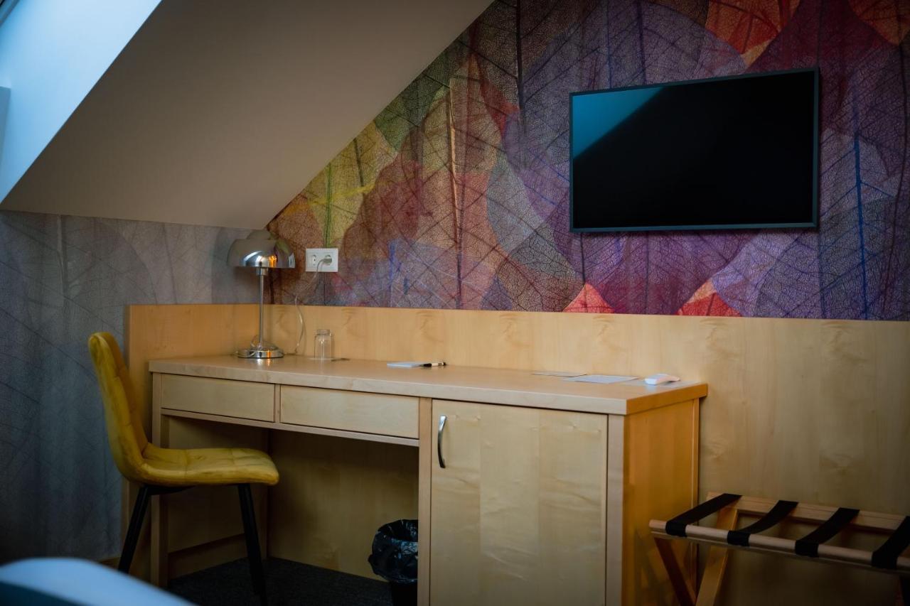Eleven Business & Sport Hotel Jaszarokszallas Extérieur photo