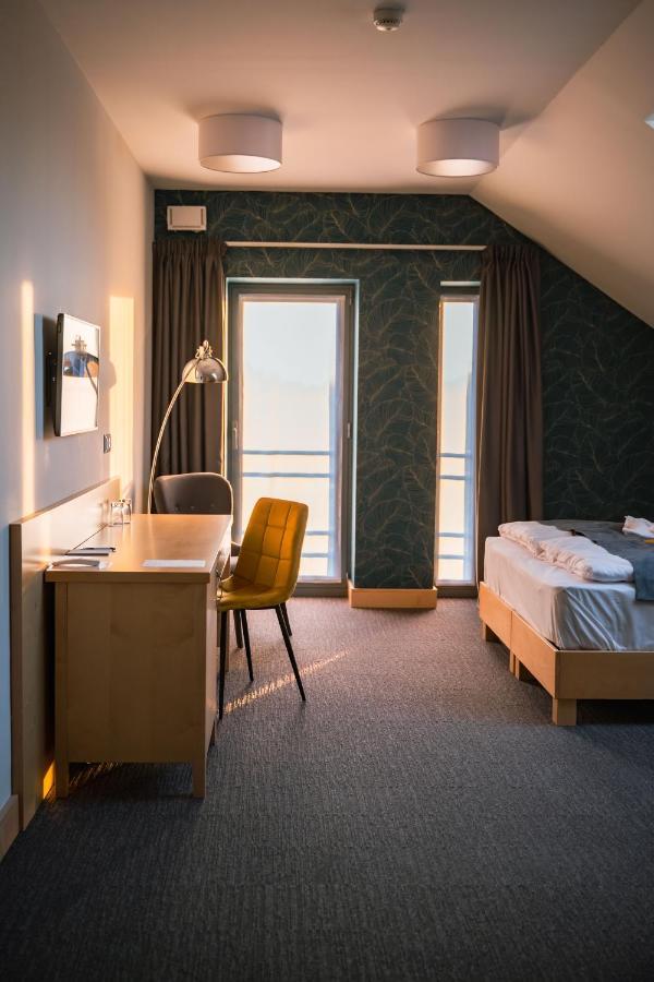 Eleven Business & Sport Hotel Jaszarokszallas Extérieur photo