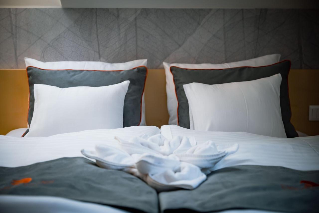 Eleven Business & Sport Hotel Jaszarokszallas Extérieur photo
