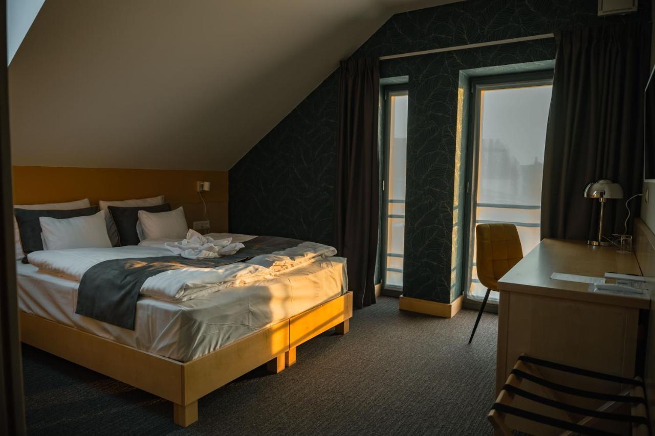 Eleven Business & Sport Hotel Jaszarokszallas Extérieur photo