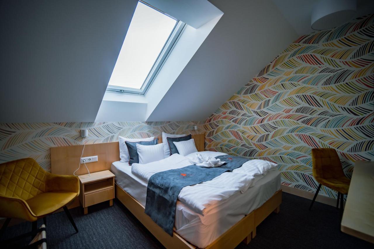 Eleven Business & Sport Hotel Jaszarokszallas Extérieur photo