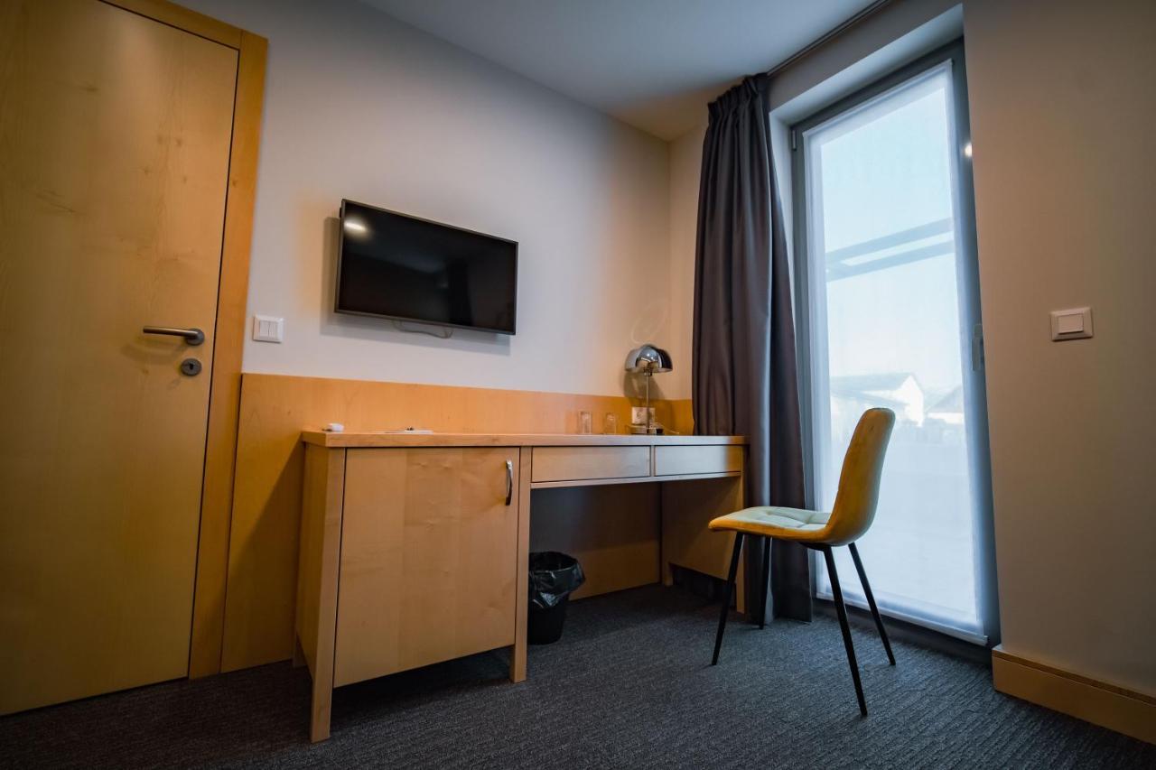 Eleven Business & Sport Hotel Jaszarokszallas Extérieur photo