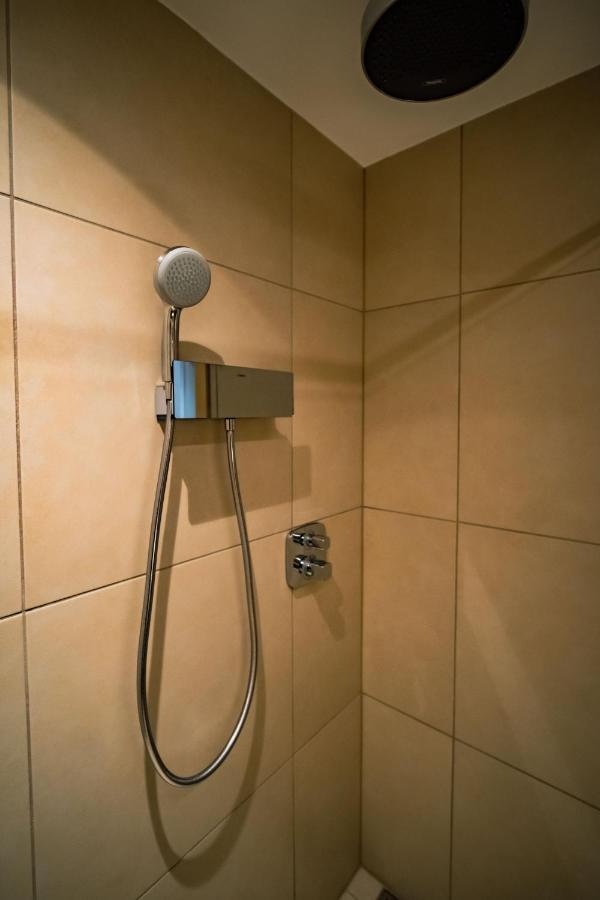 Eleven Business & Sport Hotel Jaszarokszallas Extérieur photo