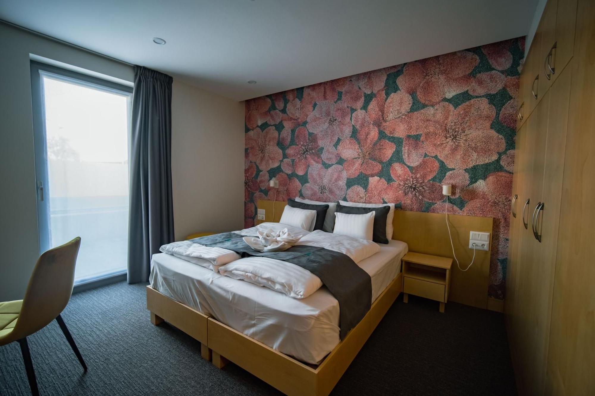 Eleven Business & Sport Hotel Jaszarokszallas Extérieur photo