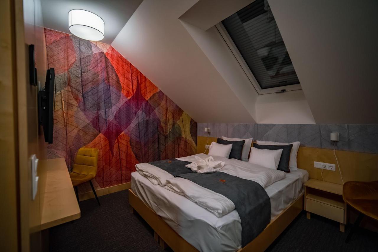 Eleven Business & Sport Hotel Jaszarokszallas Extérieur photo