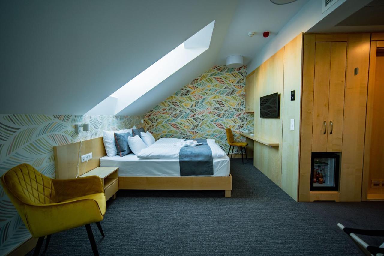Eleven Business & Sport Hotel Jaszarokszallas Extérieur photo