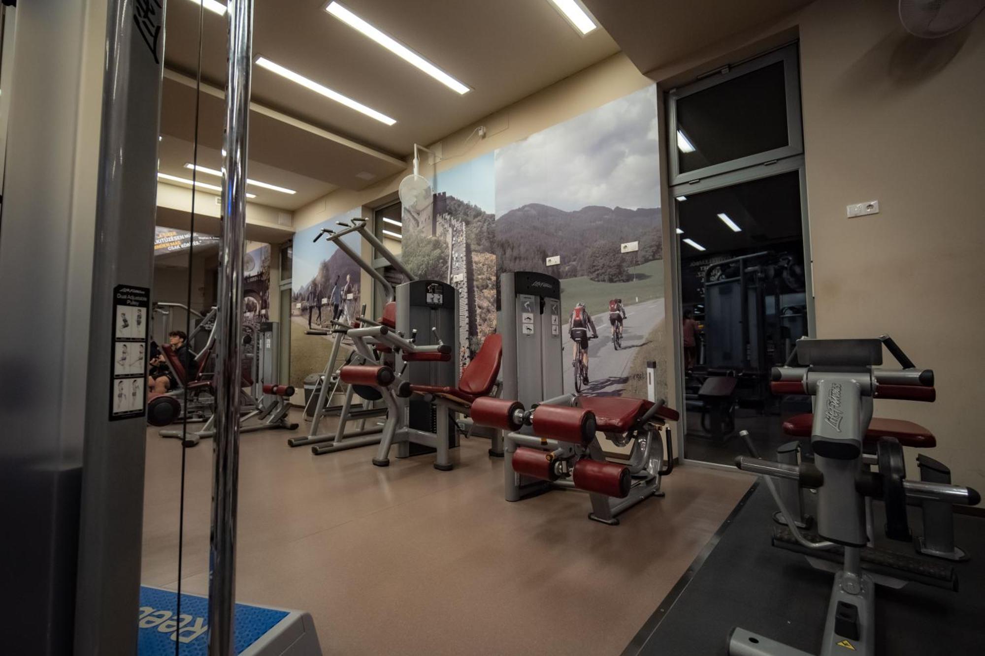 Eleven Business & Sport Hotel Jaszarokszallas Extérieur photo